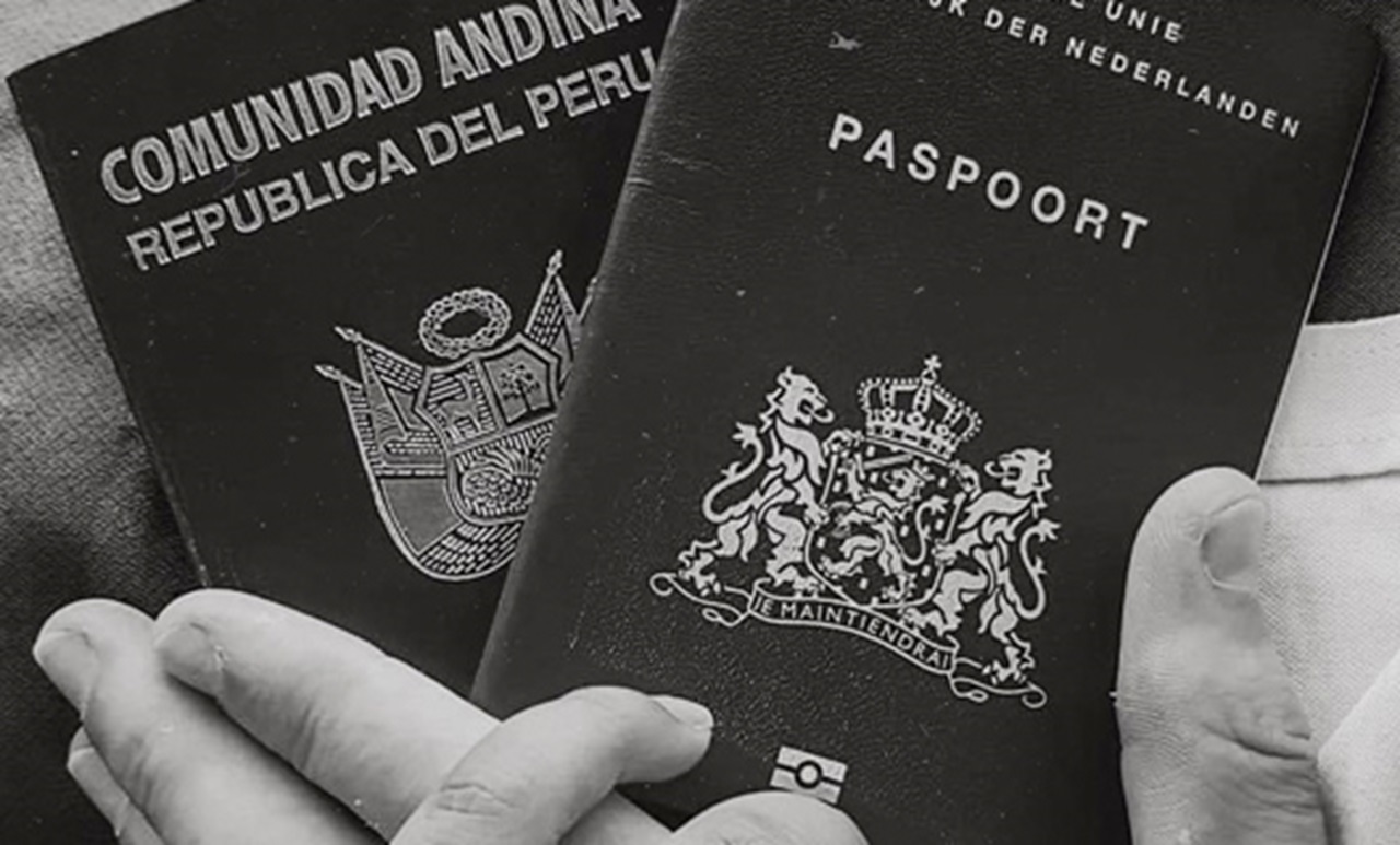zwart-wit foto van een Nederlands en een Peruaans paspoort