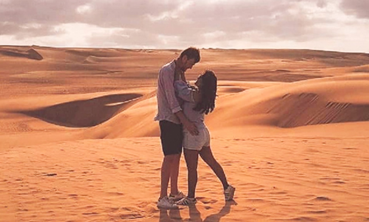 Lars en Andrea poseren verliefd in een woestijn