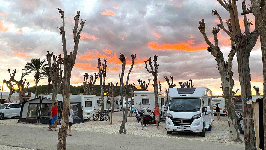 zonsondergang met campers op de voorgrond