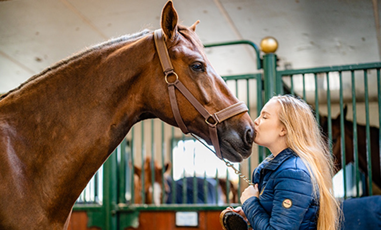 Esra geeft haar paard een kus op de neus